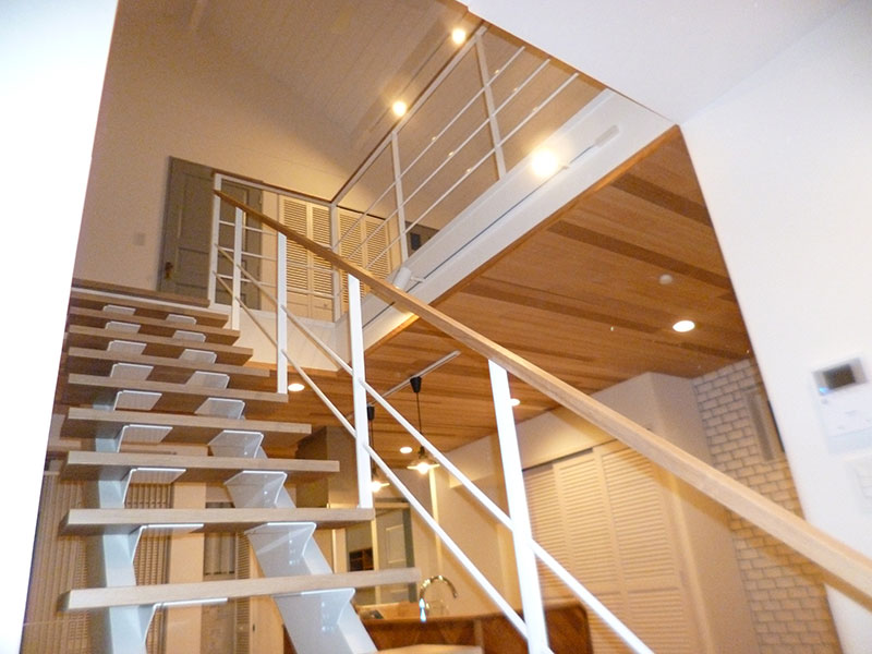 上記住宅の開放感ある階段ホール